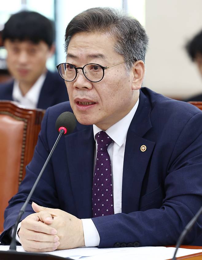 김용빈 중앙선거관리위원회 사무총장이 7일 오후 서울 여의도 국회에서 열린 행정안전위원회 전체회의에서 공직선거법 개정안 관련 의원 질의에 답변하고 있다. /뉴스1