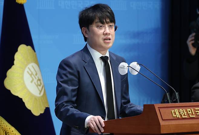 더불어민주당 전 권리당원인 백광현 씨가 13일 오후 서울 여의도 국회 소통관에서 민주당 권리당원 제명 처분 관련 기자회견을 하고 있다.더불어민주당 경기도당 윤리심판원은 이재명 당 대표를 상대로 직무정지 소송을 낸 권리당원 백 씨를 지난달 27일 이 대표 등에 대해 허위사실을 유포해 당의 품위를 훼손시켰다며 최고 수준 징계인 '제명'을 의결했다. /뉴스1