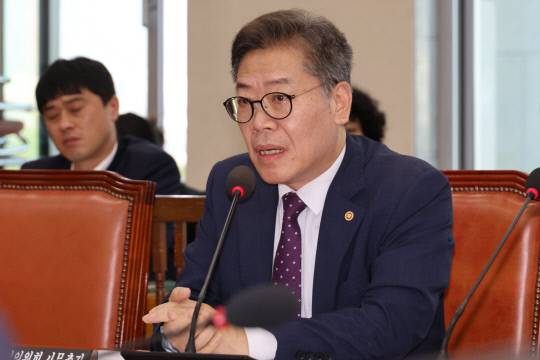 김용빈 중앙선거관리위원회 사무총장이 7일 국회 행정안전위원회 전체회의에서 공직선거법 개정안 관련 질의에 답하고 있다. 연합뉴스