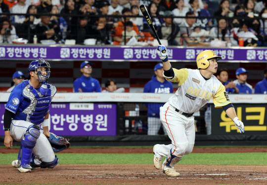 3번 지명타자 문현빈이 7일 대전 한화생명볼파크에서 열린 프로야구 2025 신한 SOL 뱅크 KBO리그 삼성 라이온즈와의 경기에서 3회 말 솔로 홈런을 치고 있다. 연합뉴스