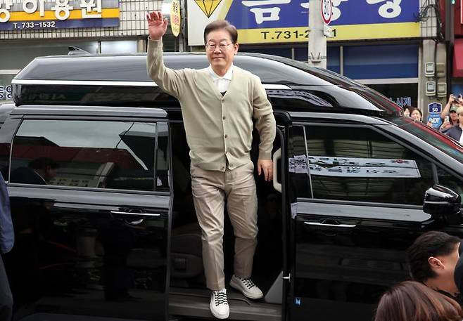 민심을 청취하는 '경청 투어'에 나선 이재명 더불어민주당 대선 후보가 6일 충북 옥천군 옥천공설시장에서 시민들에게 손 인사를 하고 있다. ⓒ뉴시스