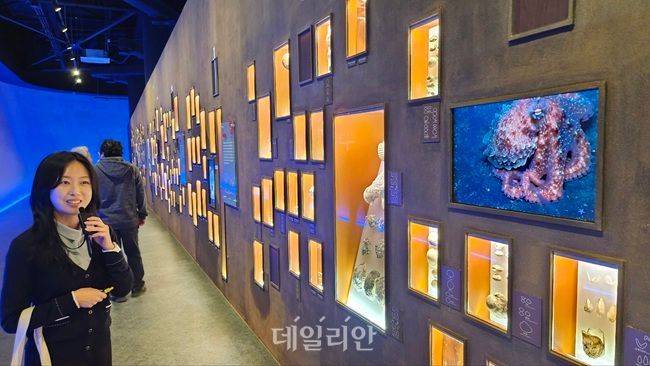 국립해양생물자원관 관계자가 전시물에 관해 설명하고 있다. ⓒ데일리안 장정욱 기자