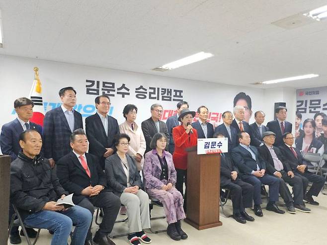 국민의힘 전직 의원 209명이 7일 오전 서울 여의도 대하빌딩 내 김문수 대선 후보 캠프 사무실에서 성명서를 발표하고 있다. ⓒ김문수 캠프