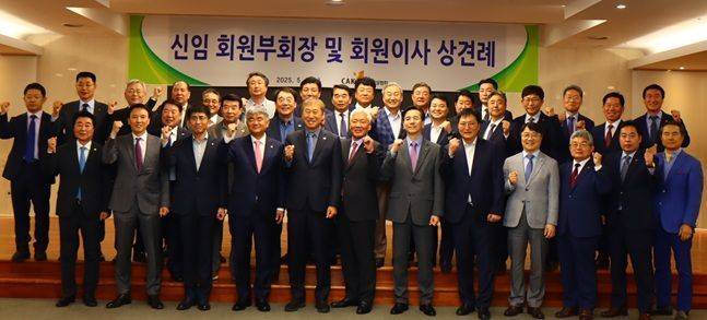 대한건설협회 신임 회원부회장과 회원이사가 7을 상견례 자리를 갖고 기념촬영을 하고 있다 .ⓒ 대한건설협