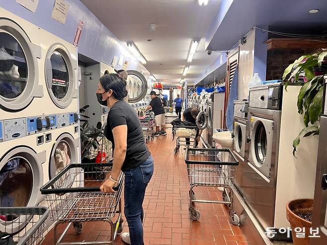지난달 28일(현지 시간) 미국 뉴욕 맨해튼의 한 빨래방. 도널드 트럼프 대통령의 관세 전쟁으로 인한 고물가에 대응하기 위해 많은 뉴요커가 빨래 세탁 횟수까지 줄이며 생활비를 아끼고 있다. 뉴욕=임우선 특파원 imsun@donga.com