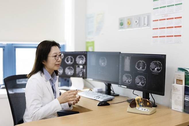 김보현 국립암센터 간담도 췌장암센터 교수가 컴퓨터 단층 촬영(CT)에서 발견된 간암에 관해 설명하고 있다. 국립암센터 제공