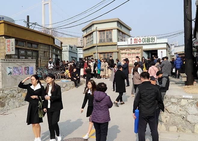 고래잡이가 성행했던 1970년대 장생포 마을을 재현한 울산 고래문화특구 내 고래문화마을에 많은 관광객이 몰려 구경하고 있다. 울산 남구 제공