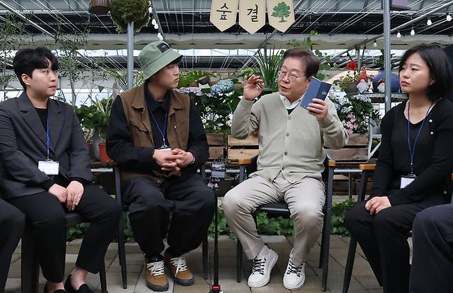 더불어민주당 이재명 대선 후보(오른쪽에서 두 번째)가 6일 충북 보은군 화훼농원 숲결에서 청년 농업인들과 간담회를 하고 있다. 이 후보는 간담회에서 “억울한 지역도, 억울한 사람도 없게 잘살아야 한다”며 지역균형 발전을 위해 아동수당, 대학지원금 차등화 등의 정책을 제안했다. 보은=뉴시스