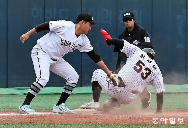 세광고 장시현(오른쪽)이 6일 서울 양천구 목동야구장에서 열린 제79회 황금사자기 전국고교야구대회 겸 주말리그 왕중왕전 광주BC와의 1회전에서 5회초 3루 도루에 성공하고 있다. 장시현은 앞선 3회초에는 가운데 담장을 넘기는 비거리 120m짜리 2점 홈런을 쏘아 올리기도 했다. 4타수 2안타 2타점을 기록한 장시현의 활약을 앞세운 세광고는 13-1, 7회 콜드게임으로 이겼다. 양회성 기자 
yohan@donga.com
