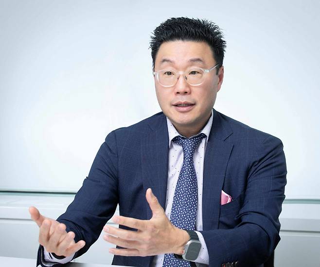 테리 김 알콘 최고의료책임자(CMO)가 백내장 수술 트렌드의 변화에 대해 말하고 있다. 알콘 제공