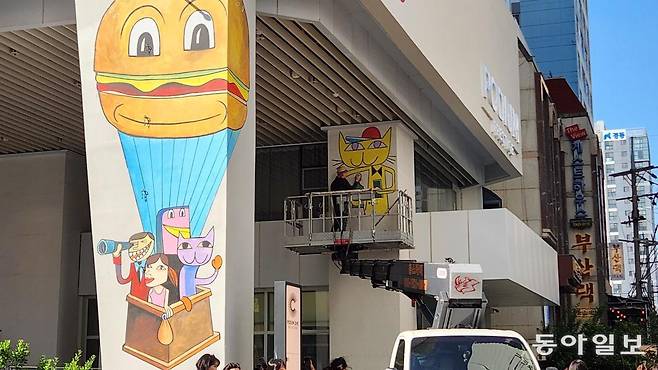 독일 팝 아티스트인 짐 아비뇽 작가가 2일 부산 수영구 포디움다이브 외벽에 벽화를 그리고 있다. 김화영 기자 run@donga.com