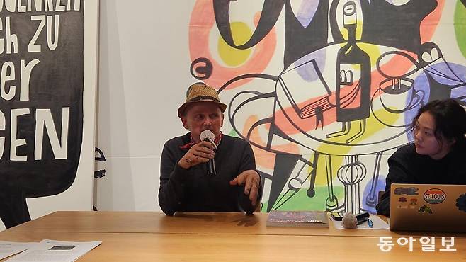 독일 팝 아티스트인 짐 아비뇽 작가가 2일 부산 수영구 포디움다이브에서 열린 기자 간담회에서 자신의 생각을 말하고 있다. 김화영 기자 run@donga.com