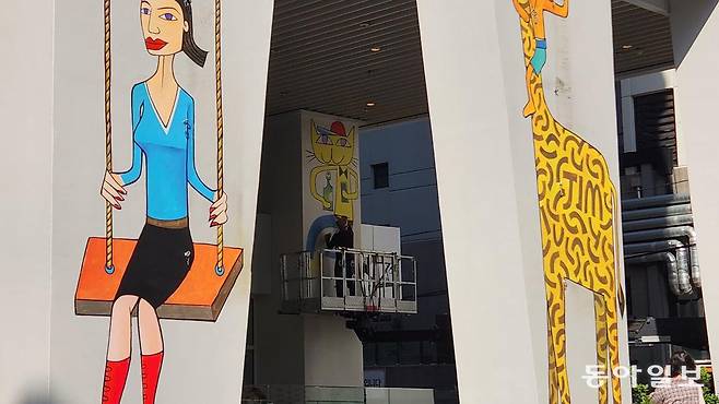 독일 팝 아티스트인 짐 아비뇽 작가가 2일 부산 수영구 포디움다이브 외벽에 벽화를 그리고 있다. 김화영 기자 run@donga.com