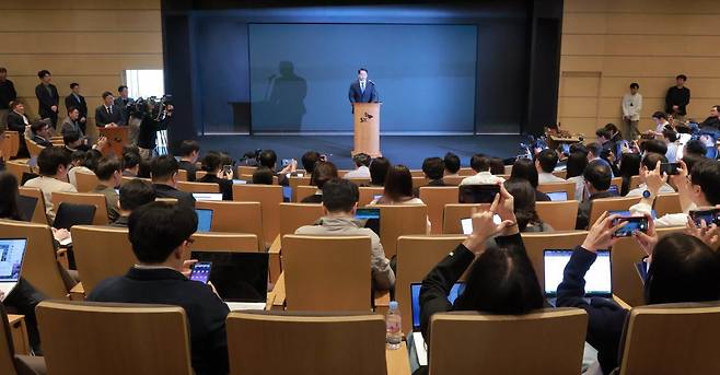 최태원 SK그룹 회장이 7일 서울 중구 SKT타워에서 SK텔레콤 이용자 유심(USIM) 정보 해킹 사고와 관련해 기자회견을 하고 있다. 뉴스1