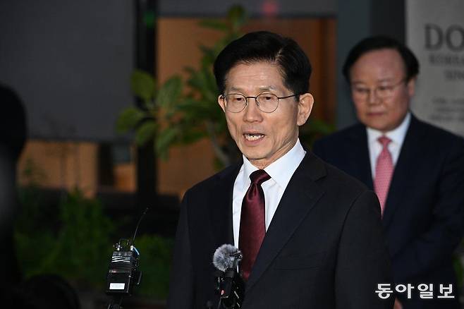 국민의힘 김문수 대선후보가 7일 서울 종로구의 한 식당에서 한덕수 전 국무총리와의 단일화 관련 회동을 마친 후 기자들 질문에 답하고 있다. 장승윤 기자 tomato99@donga.com