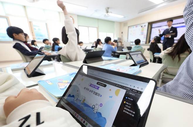 10일 대구 달성군 가창면 용계초등학교에서 열린 인공지능디지털교과서(AIDT) 공개수업에서 초등생들이 AI 교과서로 공부하고 있다. 연합뉴스 제공
