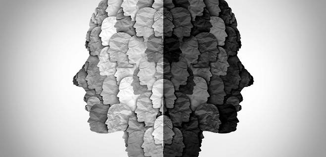 인공지능(AI)에 사적인 고민을 상담하고 중요한 결정에 대해 판단을 맡기는 사례가 늘어나는 가운데 AI와 사람이 밀접한 관계를 맺는 것이 개인과 사회에 어떤 영향을 미치는지에 대해 분석하는 연구가 늘어나고 있다.  게티이미지뱅크 제공