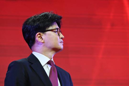 지난 5월3일 한동훈 국민의힘 전 대표가 경기 고양시 킨텍스에서 열린 국민의힘 전당대회에서 최종 결선에 승리해 당 대선후보로 선출된 '반탄파' 김문수 후보의 수락 연설을 지켜보고 있다.<공동취재·연합뉴스>