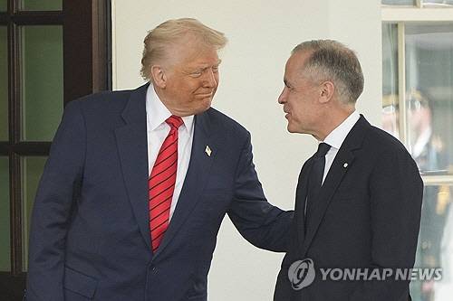 도널드 트럼프 미국 대통령이 6일(현지시간) 백악관을 방문한 마크 카니 캐나다 총리를 맞이하고 있다.  [워싱턴 AP=연합뉴스]