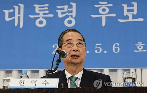 무소속 한덕수 대통령선거 예비후보가 6일 서울 중구 코리아나호텔에서 열린 관훈토론회에서 패널 질문에 답변하고 있다. [국회사진기자단]