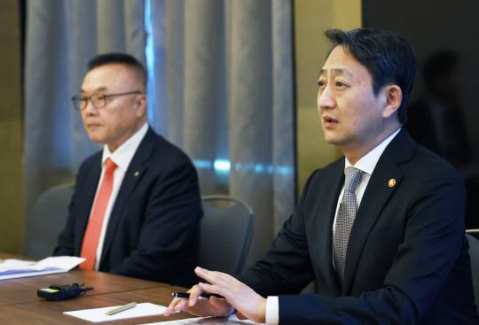 안덕근 산업통상자원부 장관이 6일 체코 힐튼 프라하올드타운에서 열린 기자단 간담회에서 두코바니 원전 계약 상황에 대해 설명하고 있다. [산업통상자원부]