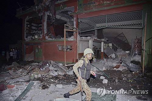 7일 파키스탄령 카슈미르 무자파라바드 인근에서 파키스탄군이 인도 미사일 공격으로 파손된 것으로 보이는 건물을 살펴보고 있다. [AP 연합뉴스 자료사진]