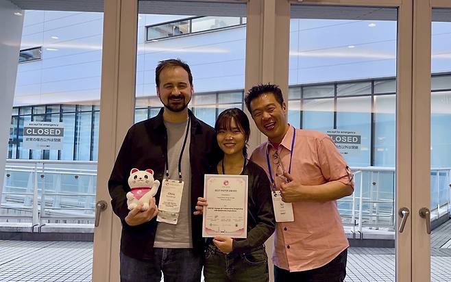 왼쪽부터 크리스 도너휴 카네기멜런대 교수, KAIST의 김예원 박사과정 및 이성주 교수.