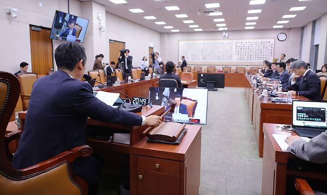 1일 국회에서 열린 법제사법위원회 전체회의에서 최상목 경제부총리 겸 기획재정부 장관 탄핵소추사건 조사결과보고서 채택의 건이 민주당 주도로 통과되고 있다. 연합뉴스