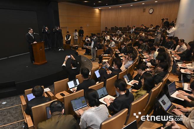 최태원 SK그룹 회장이 7일 서울 중구 SKT타워에서 유심 해킹 사태에 대한 브리핑을 하고 있다. 김민수기자 mskim@etnews.com