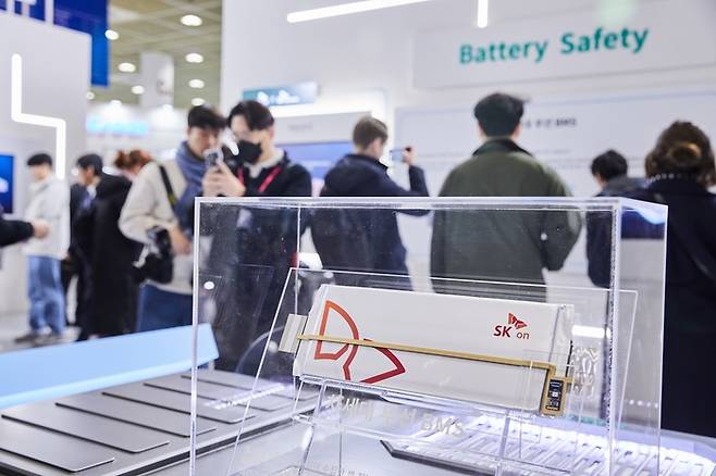 지난달 서울 강남구 코엑스에서 열린 '인터배터리 2025'에서 참관객들이 SK온 부스를 둘러보고 있다. (SK온 제공)