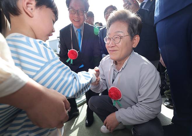 더불어민주당 이재명 대선 후보가 7일 전북 익산시 대한노인회 익산시지회에서 열린 노인회 간담회에 참석하던 중 어린이로부터 카네이션 목걸이를 받고 있다. 연합뉴스