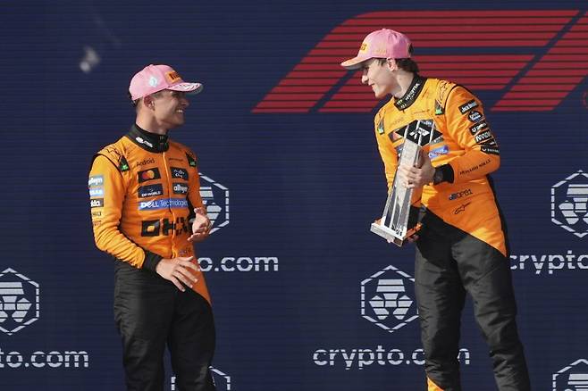 랜도 노리스(왼쪽), 오스카 피아스트리 맥라렌 선수들이 4일 6라운드 미국 인터내셔널 오토드롬 시가지 서킷에서 포디움에 오른 뒤 기념 촬영하고 있다. 연합뉴스