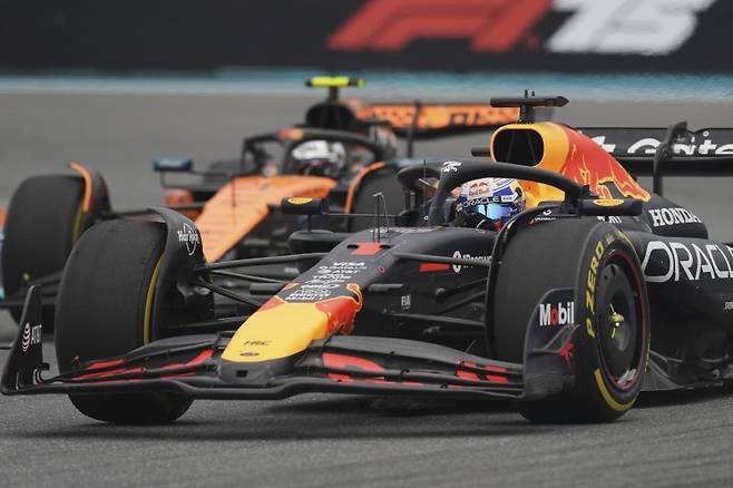 막스 베르스타펀(레드불) 선수가 4일 6라운드 미국 인터내셔널 오토드롬 시가지 서킷에서 질주하고 있다. 뉴시스