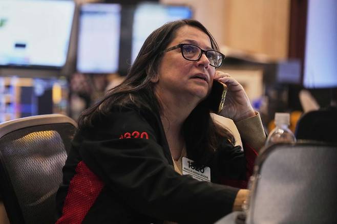 뉴욕 증시가 6일(현지시간) 연방준비제도(연준)의 6~7일 연방공개시장위원회(FOMC) 회의 결과, 미국의 무역협상에 촉각을 곤두세우며 이틀째 하락세를 이어갔다. AP 뉴시스