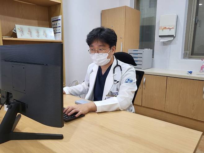 온병원 소화기내과 최한일 과장이 장염에 대해 설명하고 있다. 온병원 제공