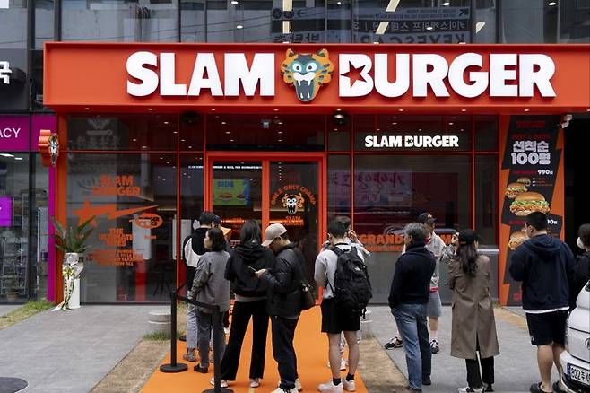 시민들이 슬램버거 강남 1호점 오픈을 기다리고 있다. 슬램버거 제공