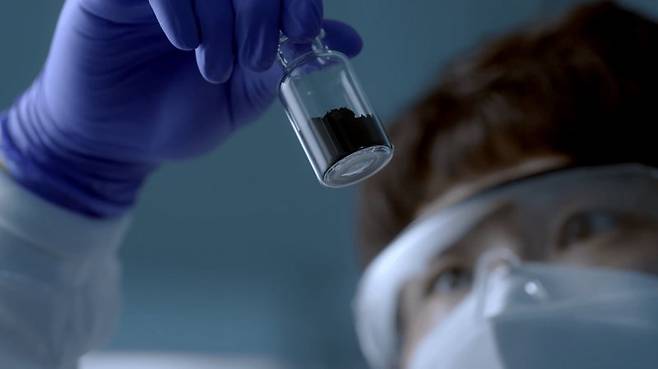 LG화학 연구원이 차세대 배터리 양극재를 살펴보고 있다. 뉴스1