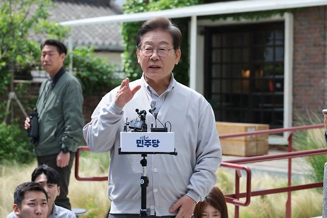 이재명 더불어민주당 대통령 후보가 2차 골목골목 경청투어 마지막 날인 7일 오후 전북 전주시의 카페 앞에서 공직선거법 위반 사건 파기환송심 첫 공판기일 연기에 대한 입장을 밝히고 있다. 사진=뉴스1