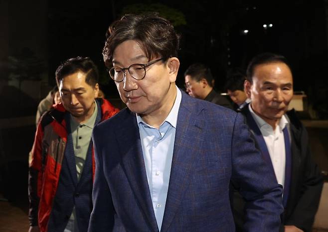 권성동 국민의힘 원내대표가 후보 단일화 문제로 당 지도부와 갈등을 겪고 있는 김문수 대통령 후보를 만나기 위해 6일 밤 서울 관악구 김 후보의 집 앞에서 김 후보를 기다리다 만나지 못하고 발걸음을 돌리고 있다. 사진=뉴스1