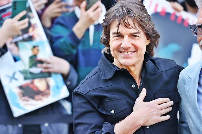 톰 할리우드 배우 톰 크루즈가 영화 '미션 임파서블: 파이널 레코닝' 홍보차 7일 오후 서울 강서구 서울김포비즈니스항공센터(SGBAC)를 통해 입국해 팬들에게 인사하고 있다. 연합뉴스