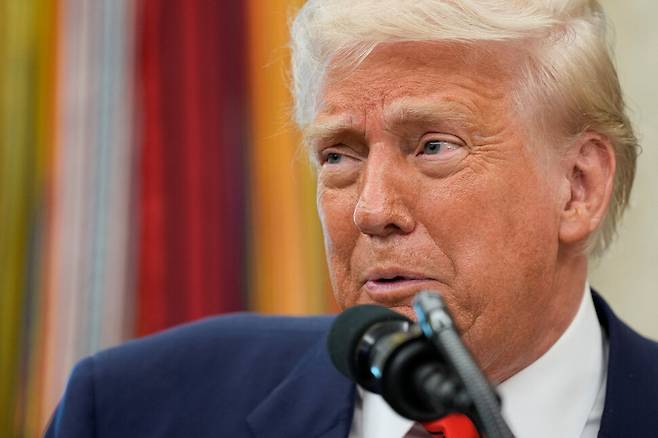 6일 미국 워싱턴 디시(D.C.) 백악관 집무실에서 열린 스티브 위트코프 특사 임명 선서식에서 연설 중인 도널드 트럼프 미국 대통령. 워싱턴/로이터 연합뉴스