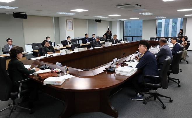 지난달 22일 오후 열린 진실화해위 제106차 전체위원회에서 위원들이 사건을 심의하고 있다. 김태형 기자 xogud555@hani.co.kr