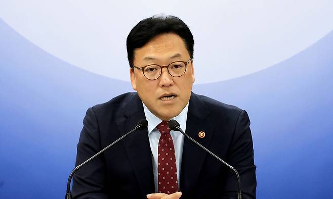 김병환 금융위원회 위원장이 7일 서울 종로구 정부서울청사에서 열린 금융위원회 정례 기자간담회에서 발언하고 있다. 연합뉴스