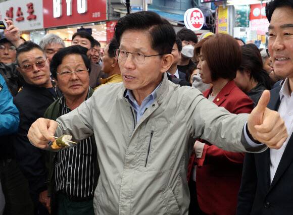 김문수 국민의힘 대통령 후보가 지난 6일 경북 포항시 죽도시장을 찾아 어묵을 먹으며 엄지를 치켜들고 있다. 연합뉴스