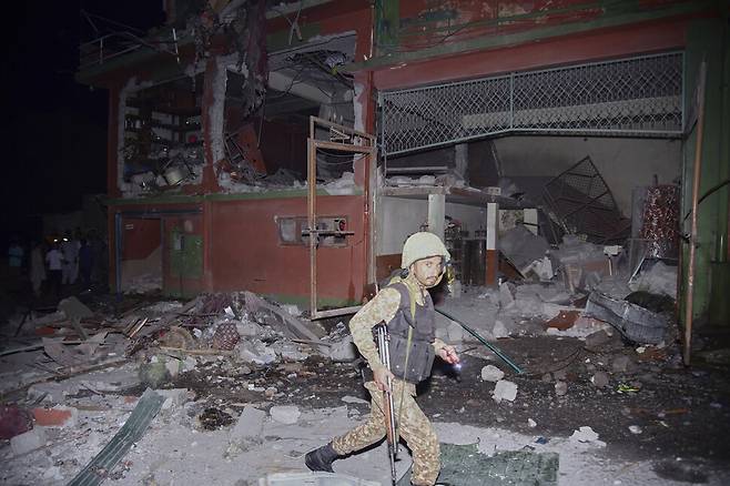 7일(현지시각) 파키스탄령 카슈미르의 일부인 아자드 카슈미르주의 주도인 무자파라바드에서 군인이 인도 미사일 공습으로 추정되는 공격으로 파괴된 건물을 살펴보고 있다. 무자파라바드/AP 연합뉴스