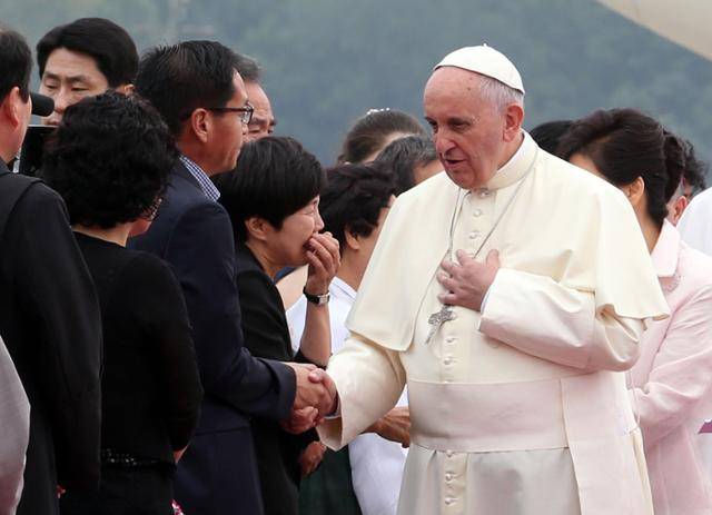 2014년 8월 서울공항에 도착해 세월호 유가족에게 위로의 메시지를 전하는 프란치스코 교황. 연합뉴스