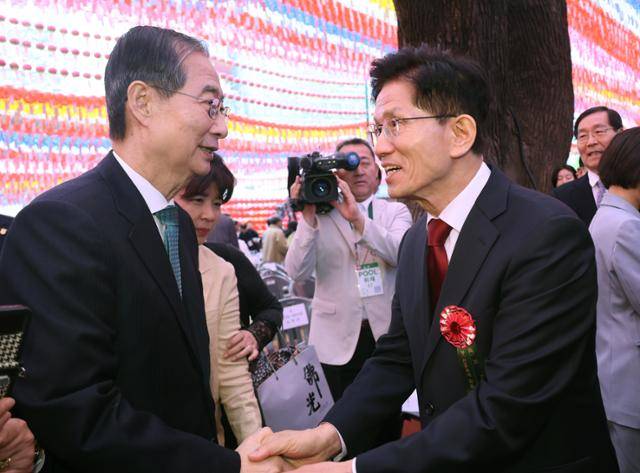 김문수(오른쪽) 국민의힘 대선 후보가 한덕수 전 국무총리와 5일 서울 종로구 조계사에서 열린 부처님오신날 봉축법요식에서 만나 악수하고 있다. 대통령실통신사진기자단