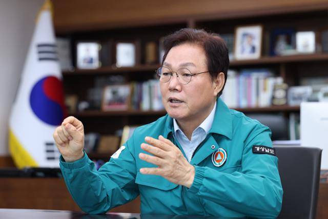 박완수 경남지사가 지난달 22일 도청 집무실에서 가진 한국일보 인터뷰에서 기후 변화에 맞춰 보다 적극적인 산림, 환경 정책의 필요성을 강조하고 있다. 경남도 제공