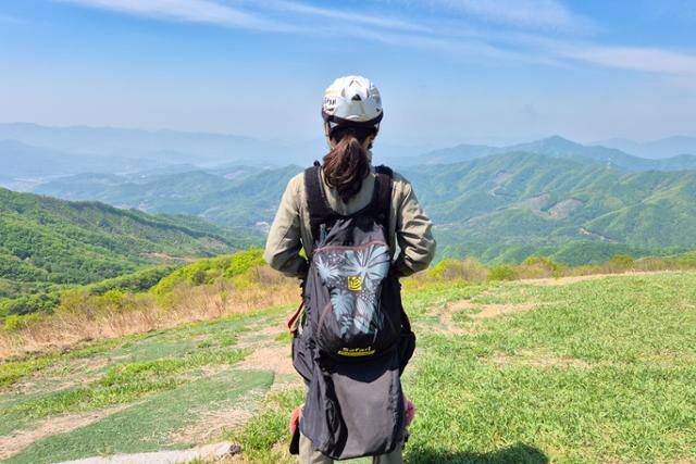 이륙장에서 헬멧과 하네스를 착용하고 낙하산 연결만 남은 모습.