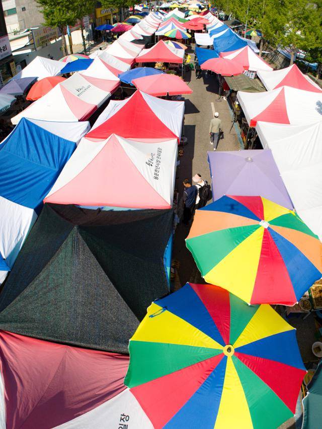 경기 양평군 용문역 앞에 서는 용문천년시장.